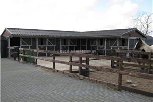 paardenstal met paddock